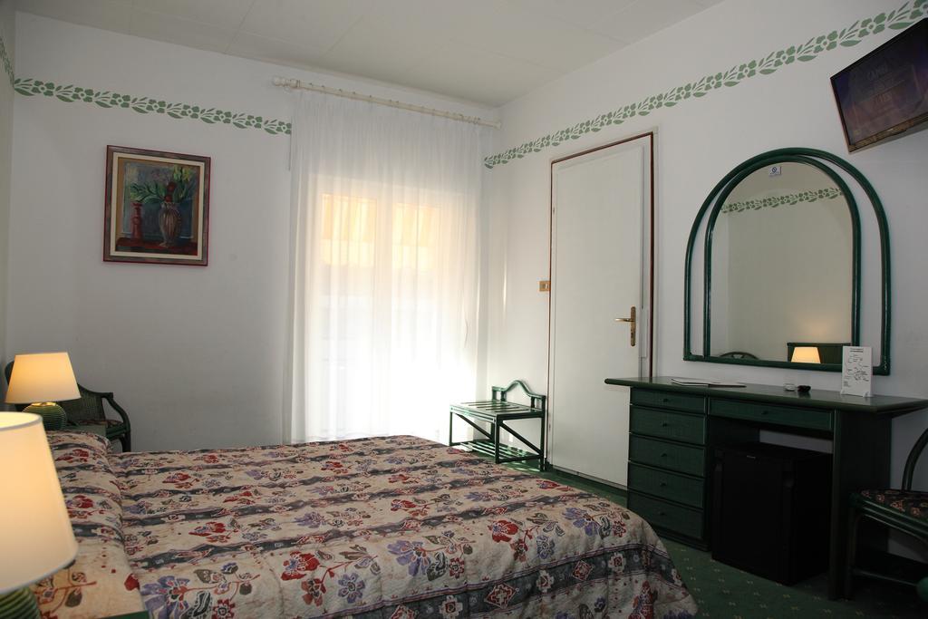 Hotel Diana غرادو المظهر الخارجي الصورة